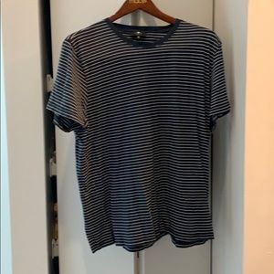 Like new men’s blue striped t shirt